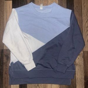 Soft and thick color blocked crew neck sweater. In Good condition.